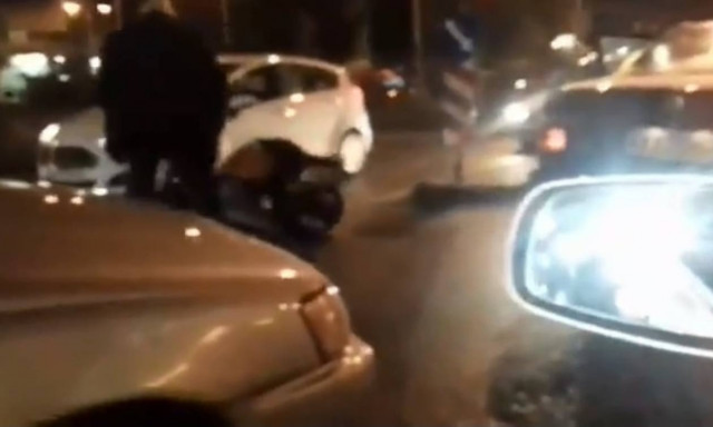 Άγριο ξύλο στην Πάτρα: Μπουνιές στη μέση του δρόμου μετά από τροχαίο (vid)