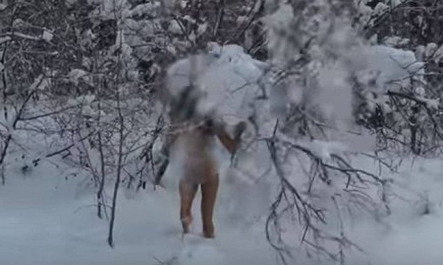 Φοιτήτρια βγήκε γυμνή στα χιόνια για να... προστατέψει τα δέντρα! (vid)