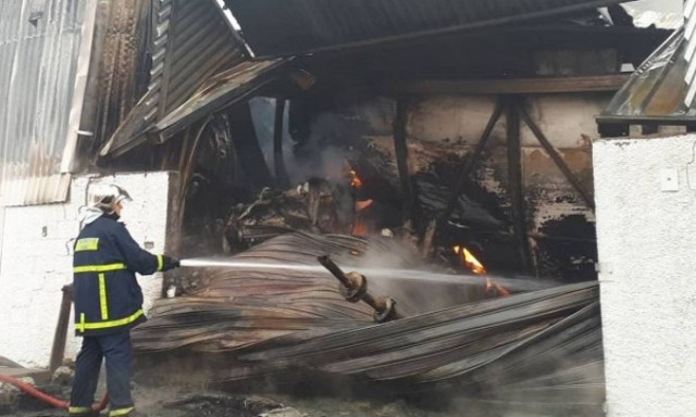 Νέα Θεσσαλονίκη: Στάχτη 4 βιομηχανίες από μεγάλη πυρκαγιά (Φωτορεπορτάζ)