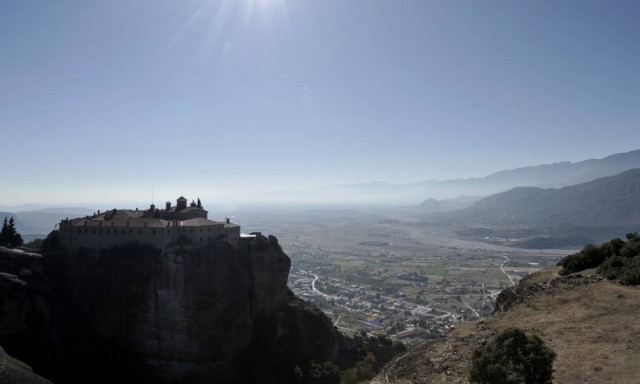 Καιρός τώρα: Πέφτει η θερμοκρασία - Υποχωρούν τα φαινόμενα το Σάββατο (pics)