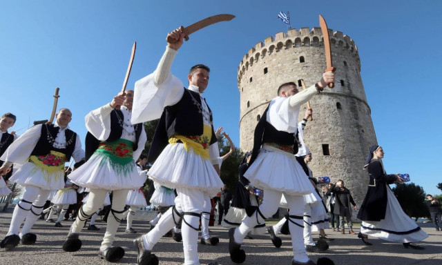 Πρωτοχρονιά 2018: Λεβεντιά! Οι «Φουστανελάδες» της Χαλάστρας ξεσήκωσαν τη Θεσσαλονίκη (pics)