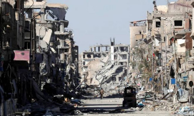 Ράκα: Ξυπνάει το φάντασμα του Ισλαμικού Κράτους με τον εντοπισμό δύο ομαδικών τάφων