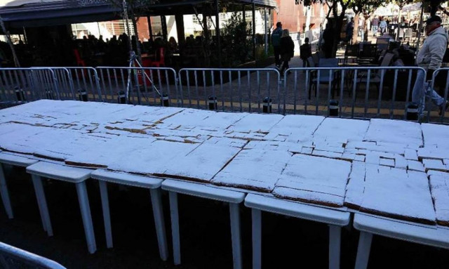 Πρωτοχρονιά 2018: Βασιλόπιτα για ρεκόρ Γκίνες από το δήμο Περιστερίου (pics)