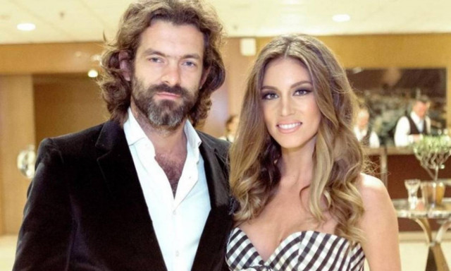 Ο Μιχόπουλος αγκαλιάζει την εγκυμονούσα σύζυγό του, Αθηνά Οικονομάκου χαϊδεύοντας την κοιλίτσα της