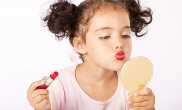 Σάλος με τα βίντεο 3χρονου κοριτσιού που παραδίδει μαθήματα μακιγιάζ! (vds)