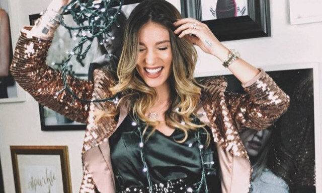 Πρώτη φορά βλέπουμε την Αθηνά Οικονομάκου με τόσο εφαρμοστό φόρεμα! Δες πόσο έχει φουσκώσει