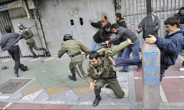 Φοβούνται νέα επανάσταση στο Ιράν: Απέκλεισαν την πρόσβαση στα μέσα κοινωνικής δικτύωσης (Vid)