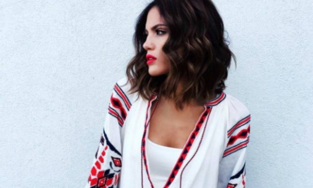 Μαίρη Συνατσάκη: «Σκέφτομαι πως είναι να βλέπεις τις ζωές των άλλων μέσα από φωτογραφίες…»