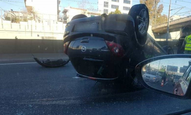 Αυτοκίνητο τούμπαρε στην Αττική Οδό