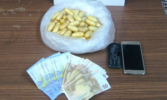Νέα υπόθεση εισαγωγής κοκαΐνης - Χειροπέδες σε 25χρονο που κατάπιε τα ναρκωτικά