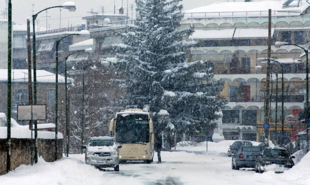 Έκτακτο δελτίο ΕΜΥ: «Αγρίεψε» ο καιρός - 48ωρο με καταιγίδες και χιόνια