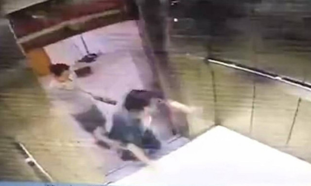 Φρικιαστικό ατύχημα: Χάζευε στο κινητό της, σκόνταψε στο ασανσέρ και της κόπηκε το πόδι (vid)