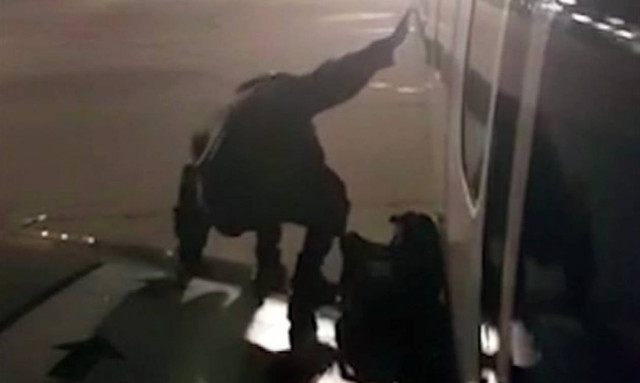 Απίστευτο βίντεο: Άναυδοι οι αεροσυνοδοί - Επιβάτης πτήσης βγήκε στο φτερό του αεροσκάφους για να…