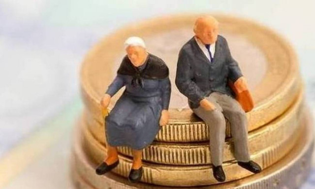 Wall Street Journal: Οι Έλληνες βασίζονται στις συντάξεις των παππούδων