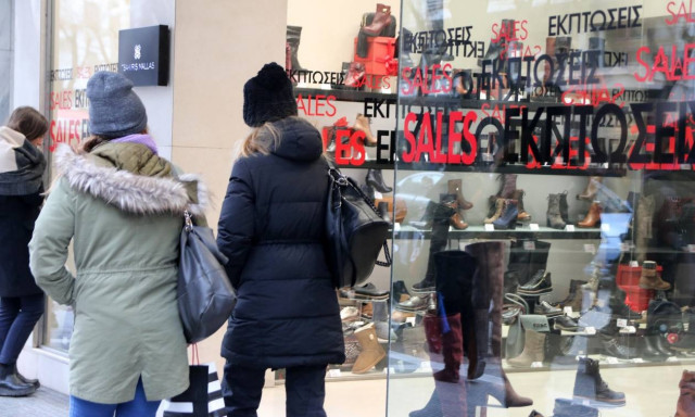 Χειμερινές εκπτώσεις: Δείτε από πότε ξεκινούν - Ποιες Κυριακές θα είναι ανοικτά τα καταστήματα