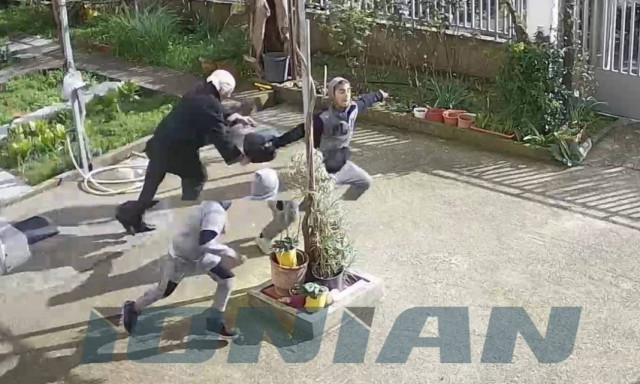 Βίντεο – ντοκουμέντο: Ανήλικοι ρομά χτυπούν ηλικιωμένη για να τη ληστέψουν (Σκληρές εικόνες)