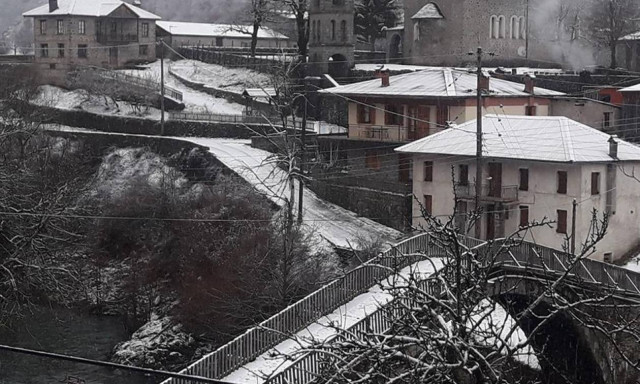 Καιρός τώρα: Χιόνια και καταιγίδες σαρώνουν τη χώρα - Στα λευκά η Πάρνηθα - Δείτε LIVE πού χιονίζει