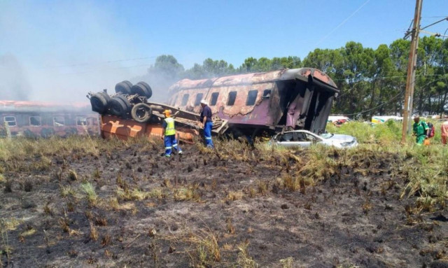 Νότια Αφρική: Τραγικό σιδηροδρομικό δυστύχημα - 14 νεκροί (pics)