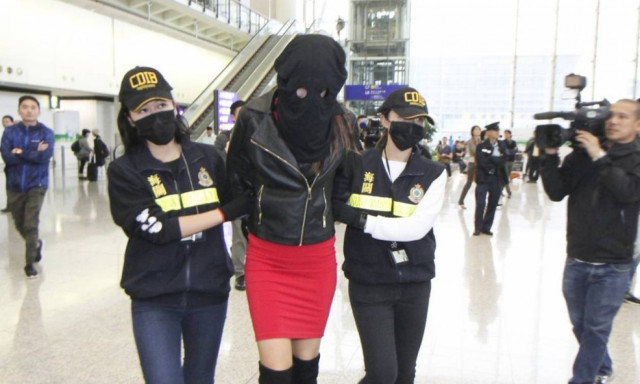 Νέος εφιάλτης για το 19χρονο μοντέλο: Τα capital controls «μπλοκάρουν» την υπεράσπισή της