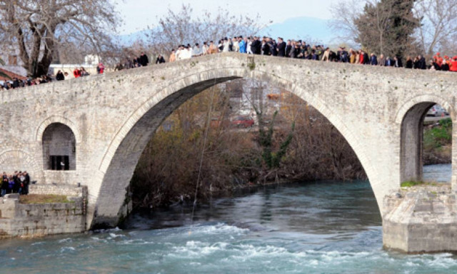 Θεοφάνεια: Ο αγιασμός των υδάτων στην Ήπειρο, είχε συμβολισμούς, παραδοσιακό χρώμα και επισημότητα