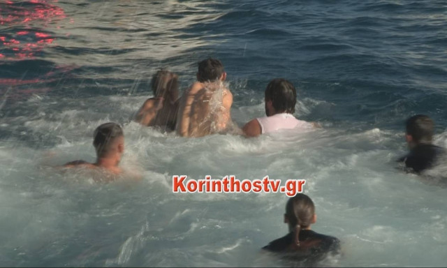 Θεοφάνεια 2018 - Εικόνες ντροπής στο Κιάτο: Έπεσε ξύλο για τον Σταυρό! (vid+pics)