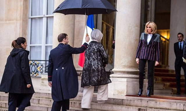 Η Μπριζίτ Μακρόν υποδέχτηκε την σύζυγο του Ερντογάν σαν «Βασίλισσα της Γαλλίας» (Pics)
