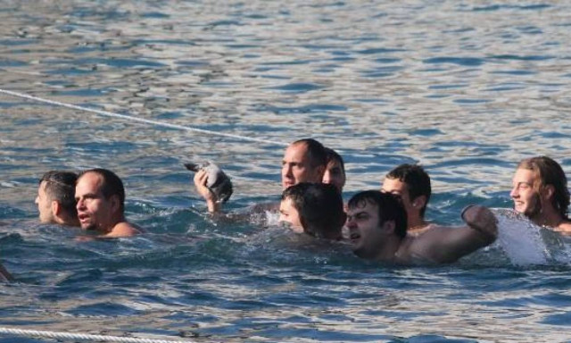 Θεοφάνεια 2018: Δεν ξανάγινε ΠΟΤΕ - Στην Καλαμάτα «απελευθέρωσαν» ψόφιο περιστέρι! (vid)