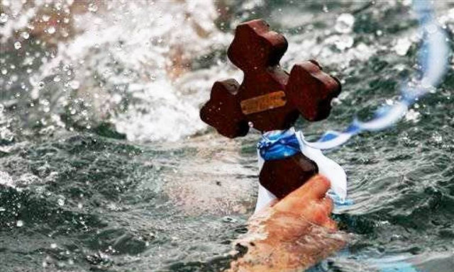 Θεοφάνεια 2018: Με λαμπρότητα γιορτάστηκε ο αγιασμός των υδάτων (pics)