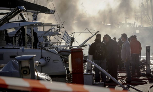 Υπό έλεγχο η πυρκαγιά σε σκάφος στον Άλιμο (pics)