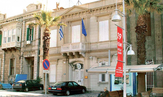 Ακραίοι Τούρκοι επιχείρησαν να βάλουν φωτιά στο ελληνικό προξενείο της Σμύρνης