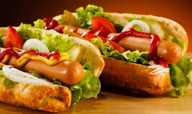 Βότκα-χοτ ντογκ: Τα «ανορθόδοξα» μυστικά μακροζωίας της γνωστής ηθοποιού (pics)