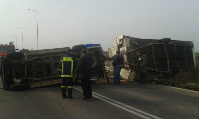 Ανατροπή οχήματος στην Ε.Ο. Φαρσάλων - Λάρισας (pics&vid)