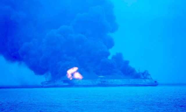 Κίνα: Παραμένει στις φλόγες το ιρανικό δεξαμενόπλοιο που συγκρούστηκε με κινεζικό φορτηγό πλοίο