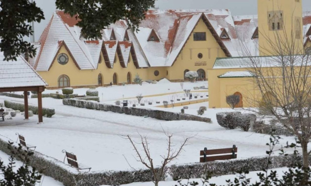 Αντιμέτωπο με συνήθιστα τσουχτερό κρύο και χιονοπτώσεις το Μαρόκο!
