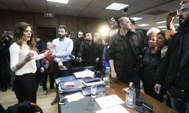 Στην Αχτσιόγλου μέλη του ΠΑΜΕ: Χύθηκε αίμα για τις απεργίες – Πάρτε πίσω το νόμο