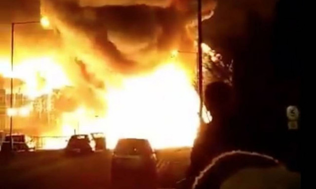 Λονδίνο: Μεγάλη πυρκαγιά σε εργοστάσιο χρωμάτων (vids)