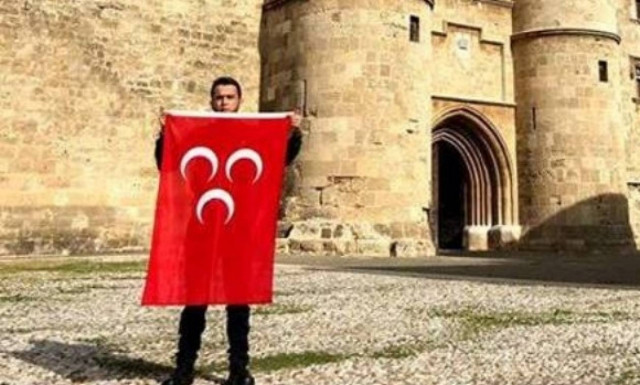 Απαράδεκτη πρόκληση στην Ρόδο: Φωτογραφήθηκε στο Καστέλλο με την τουρκική σημαία! (pics)