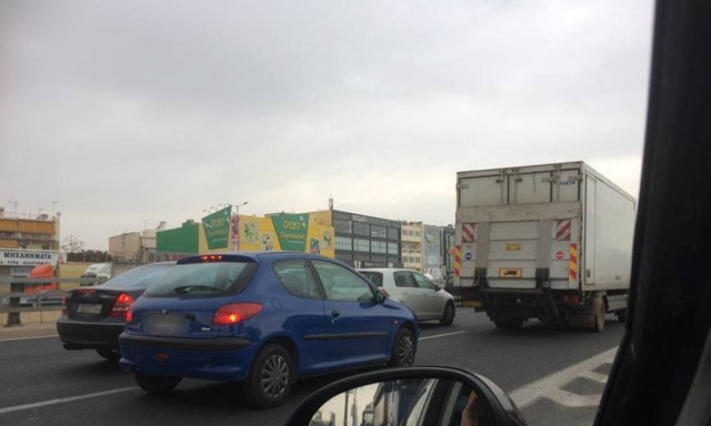 Κυκλοφοριακό χάος ΤΩΡΑ στον Κηφισό - Κλειστή η αριστερή λωρίδα (pics)