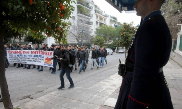 Police officer slightly injured at PAME protest