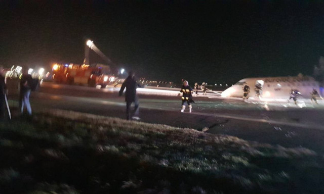 Τρόμος στη Βαρσοβία: Δεν άνοιξαν οι τροχοί προσγείωσης αεροσκάφους – Σύρθηκε με την «κοιλιά» (Pics)