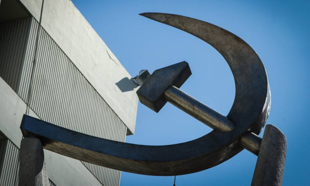 ΚΚΕ: ΝΔ - ΣΥΡΙΖΑ ανταγωνίζονται για το ποιος είναι ο καλύτερος εκτελεστής των εργατικών δικαιωμάτων