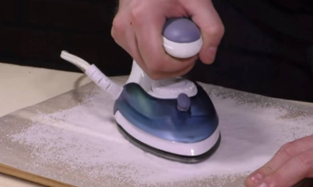 Πήρε το σίδερο και άρχισε να σιδερώνει… αλάτι! Δείτε και θα το κάνετε αμέσως (video)