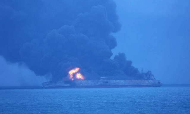 Κίνα: Συνεχίζονται οι εκρήξεις στο ιρανικό δεξαμενόπλοιο - Φόβοι ότι θα βυθιστεί (pics)