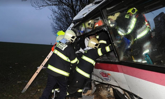 Τραγωδία στην Τσεχία: Φονικό τροχαίο με τουλάχιστον τρεις νεκρούς και 30 τραυματίες (Pics)