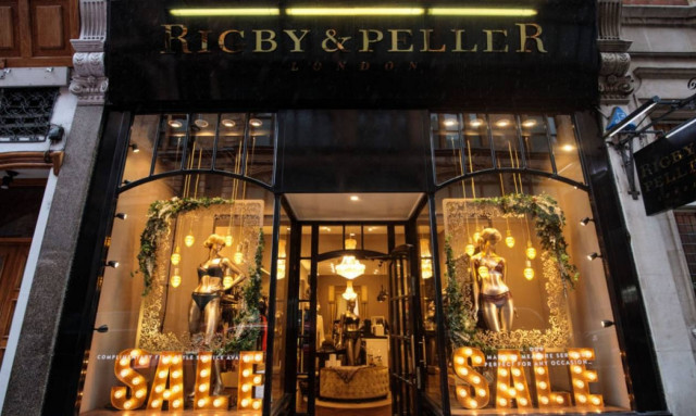 Σκάνδαλο στη Βρετανία με τους... βασιλικούς στηθόδεσμους της Ελισάβετ