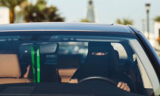 Το κάστρο «έπεσε»: Επιτράπηκε για πρώτη φορά η οδήγηση αυτοκινήτου σε γυναίκες (Vid)