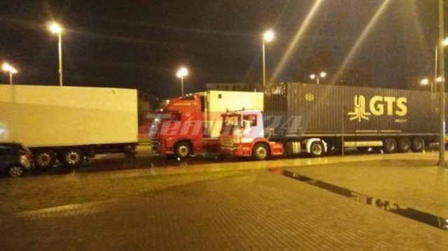 Απίστευτες σκηνές στο λιμάνι της Πάτρας: Μετανάστες «μπούκαραν» σε νταλίκες (vid&pics)