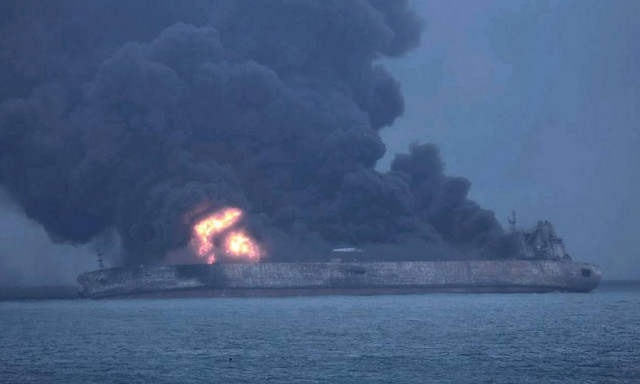 Κίνα: Διασώστες περισυνέλεξαν δύο πτώματα από το φλεγόμενο ιρανικό δεξαμενόπλοιο