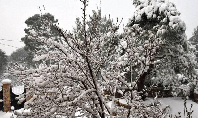 Καιρός: Ο «Θησέας» σαρώνει τη χώρα με καταιγίδες και χιόνια