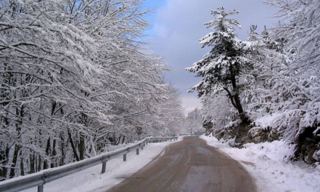 Καιρός ΤΩΡΑ: Ο «Θησέας» σαρώνει τη χώρα – Ποιοι δρόμοι είναι κλειστοί